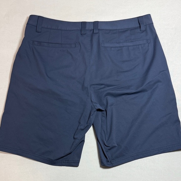 Rhone Men's 9 Inch Commuter Shorts in Navy Size 34
Excellent Condition - Picture 7 of 9